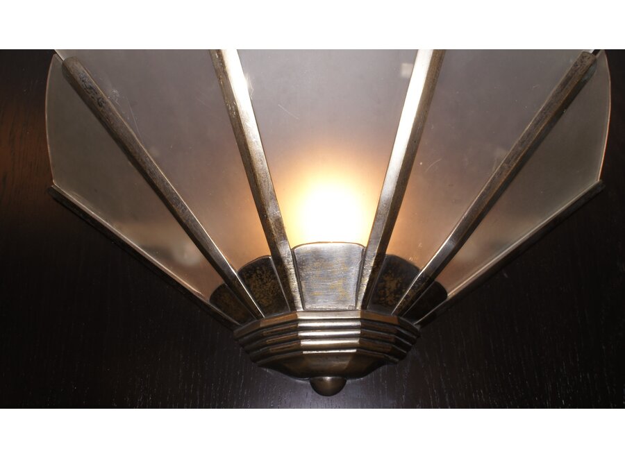 Prachtige, elegante, verzilverde wandlamp met melkglas - Ca 1930