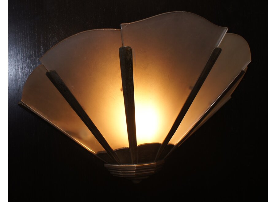 Prachtige, elegante, verzilverde wandlamp met melkglas - Ca 1930