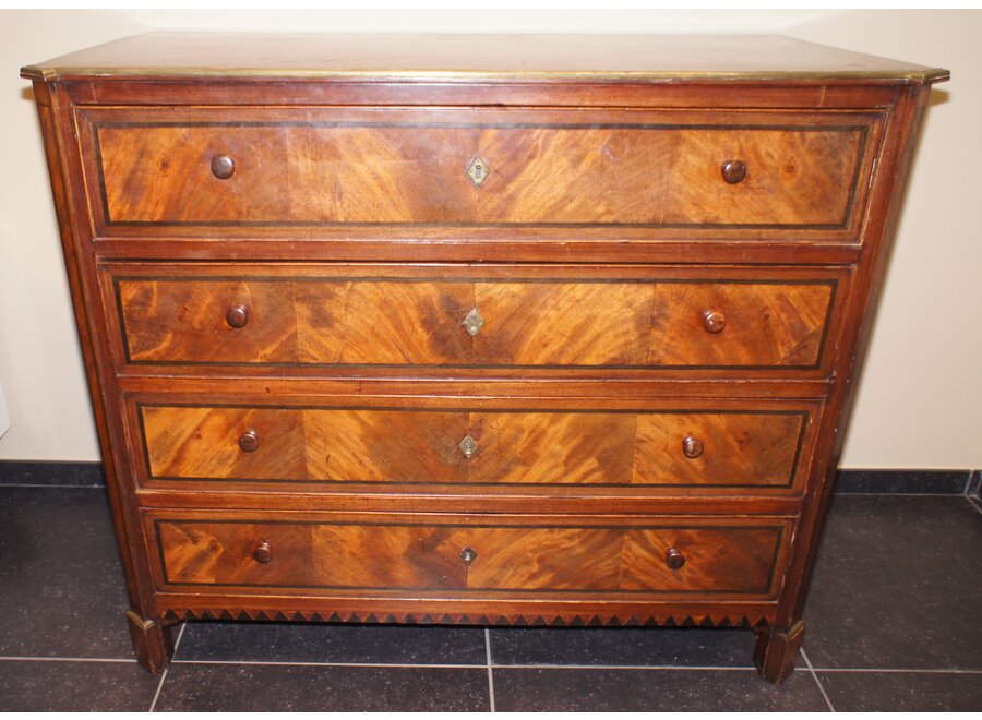 Antieke commode in verschillende houtsoorten