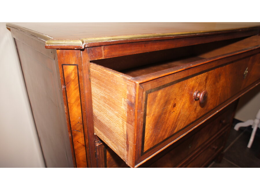 Antieke commode in verschillende houtsoorten