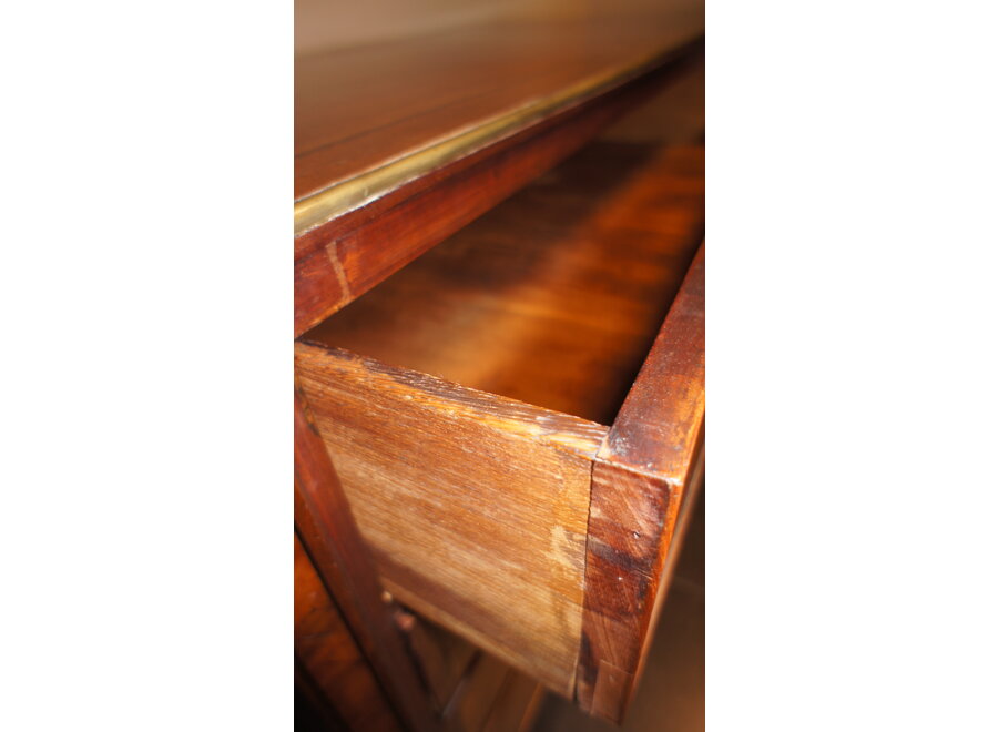 Antieke commode in verschillende houtsoorten