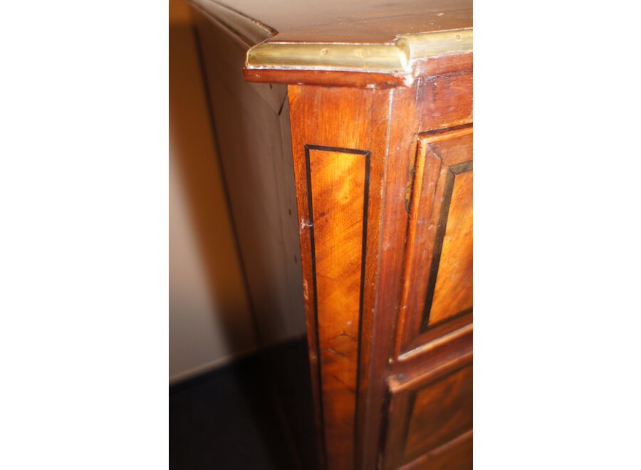 Antieke commode in verschillende houtsoorten