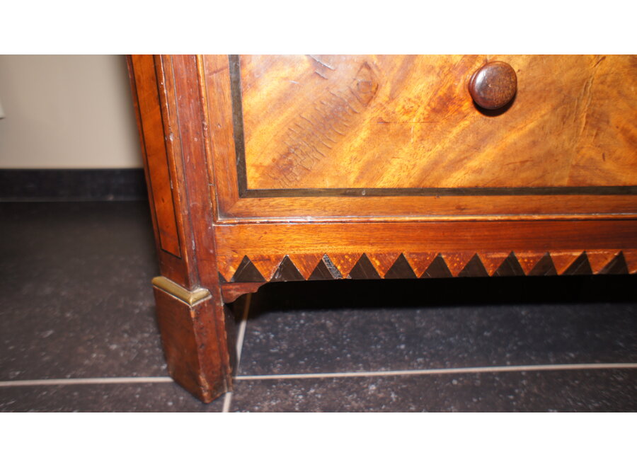 Antieke commode in verschillende houtsoorten