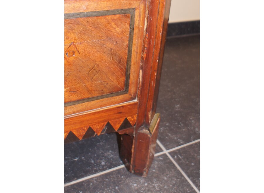 Antieke commode in verschillende houtsoorten
