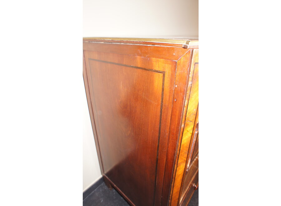 Antieke commode in verschillende houtsoorten