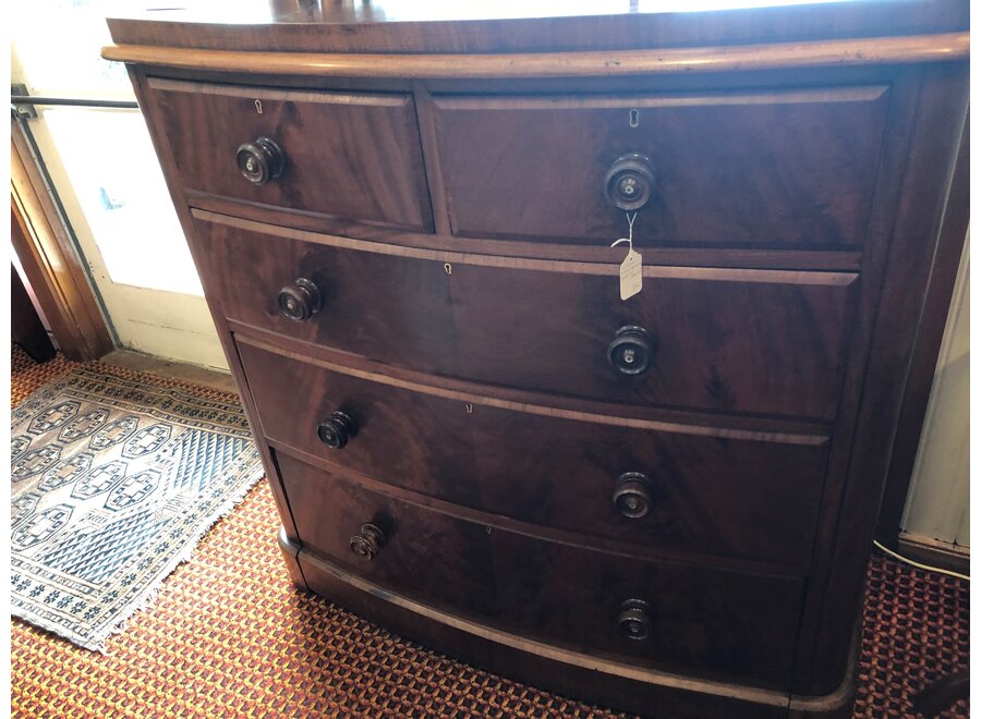 Bowed front Victorian chest of drawers in flamed mahogany - End of 19th Century