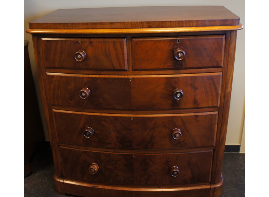 Bowed front Victorian chest of drawers in flamed mahogany - End of 19th Century