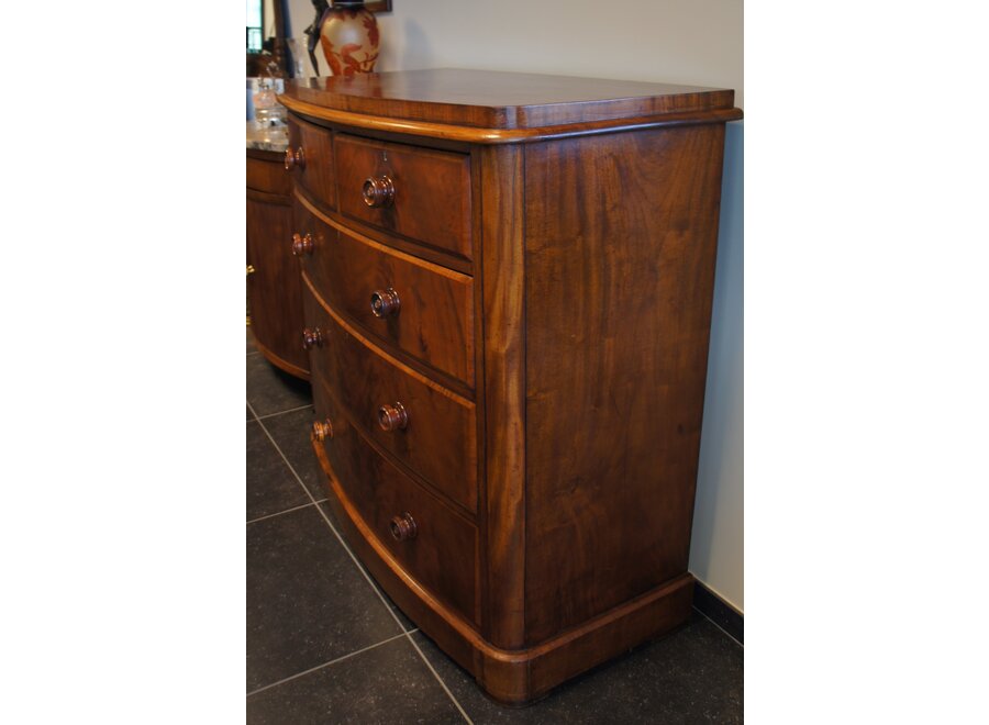 Bowed front Victorian chest of drawers in flamed mahogany - End of 19th Century