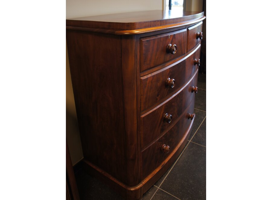 Bowed front Victorian chest of drawers in flamed mahogany - End of 19th Century