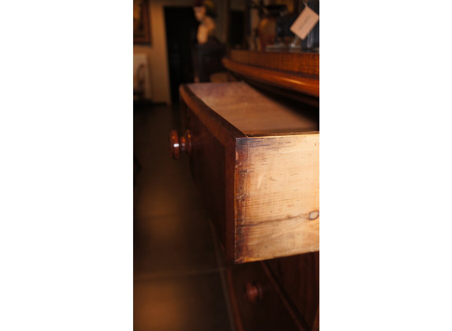 Bowed front Victorian chest of drawers in flamed mahogany - End of 19th Century