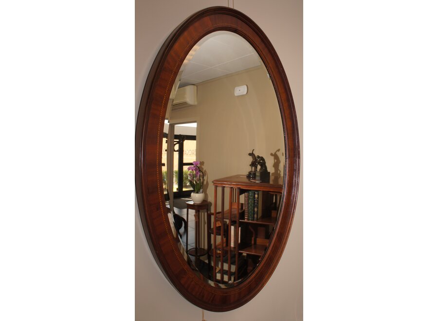 Beautiful oval Edwardian mahogany frame with cut mirror