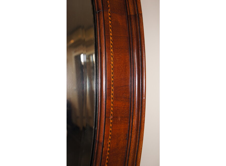 Beautiful oval Edwardian mahogany frame with cut mirror