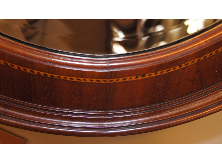 Beautiful oval Edwardian mahogany frame with cut mirror