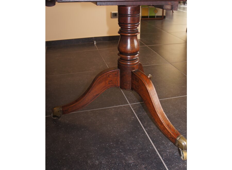 Rechthoekige tafel met mooi afgeronde hoeken - UK - Ca 1830