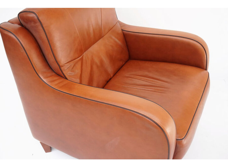 Engelse clubzetel - cognac-kleurig leder met zwart lederen bies
