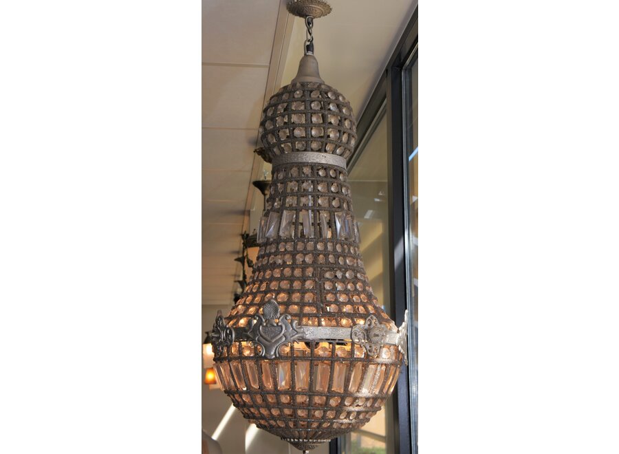 French chandelier is equipped with 3 lamps of 20 Watt.