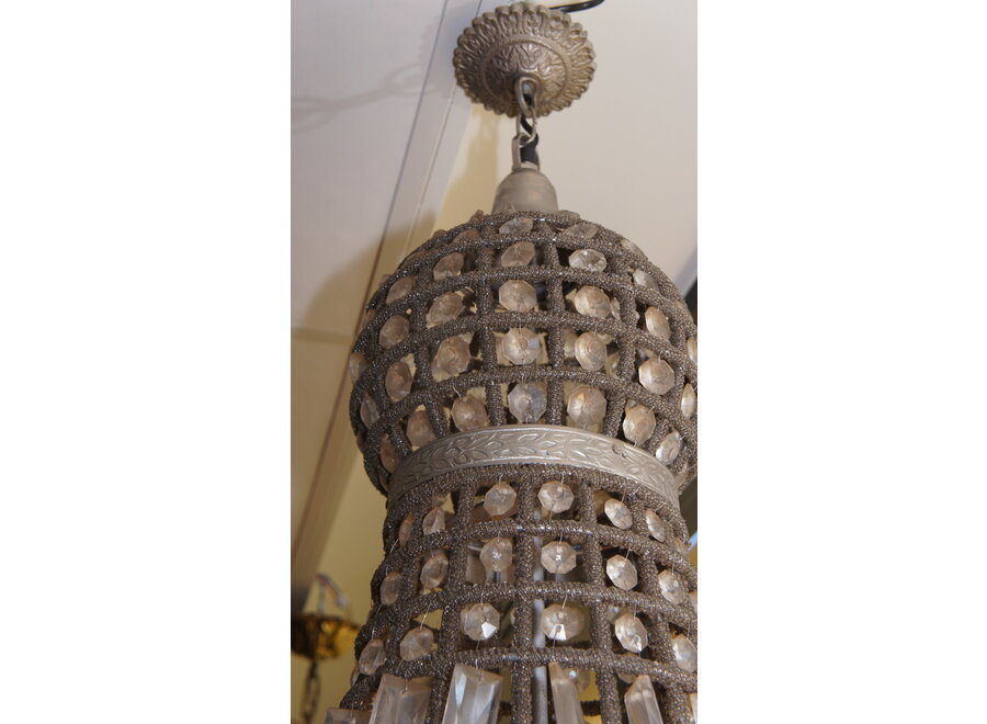 French chandelier is equipped with 3 lamps of 20 Watt.