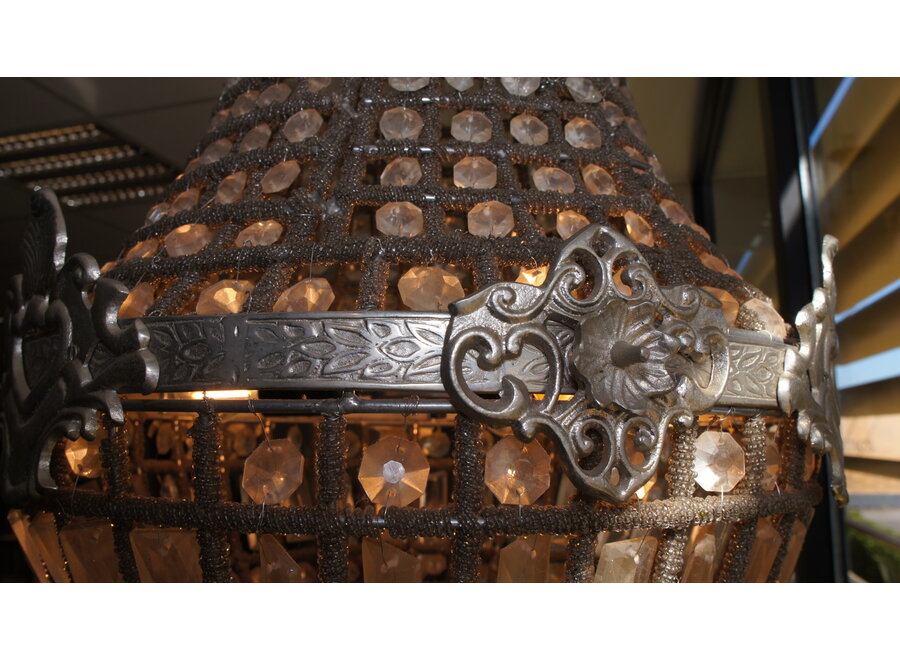 French chandelier is equipped with 3 lamps of 20 Watt.