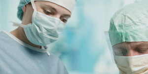 Voer goed beschermd operaties uit in een Evercare operatiejas en operatiemuts