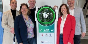 QRS bevordert veiligheid met AED-initiatief en partnerschap met Nederland Hartzeker