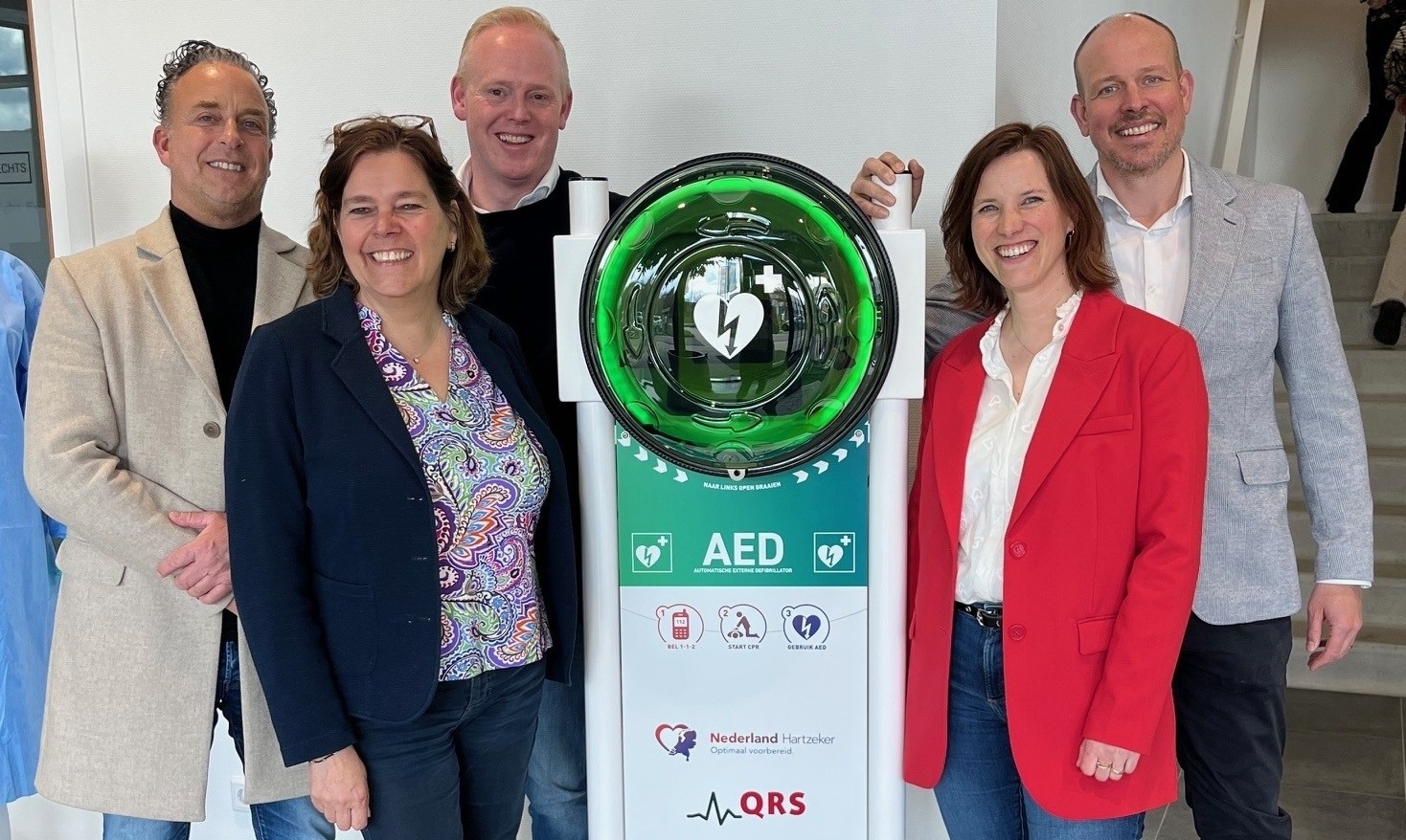 QRS bevordert veiligheid met AED-initiatief en partnerschap met Nederland Hartzeker