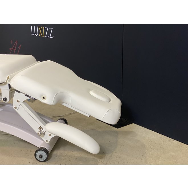 Hilow Pro Deluxe treatment table with heating White