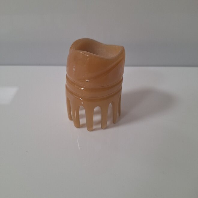 Kopfhautmassage mit natürlichem Hornkamm