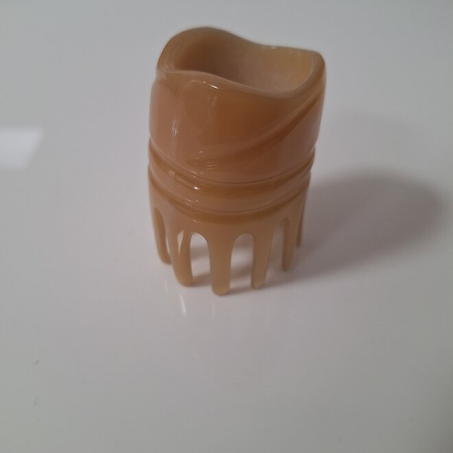 Kopfhautmassage mit natürlichem Hornkamm