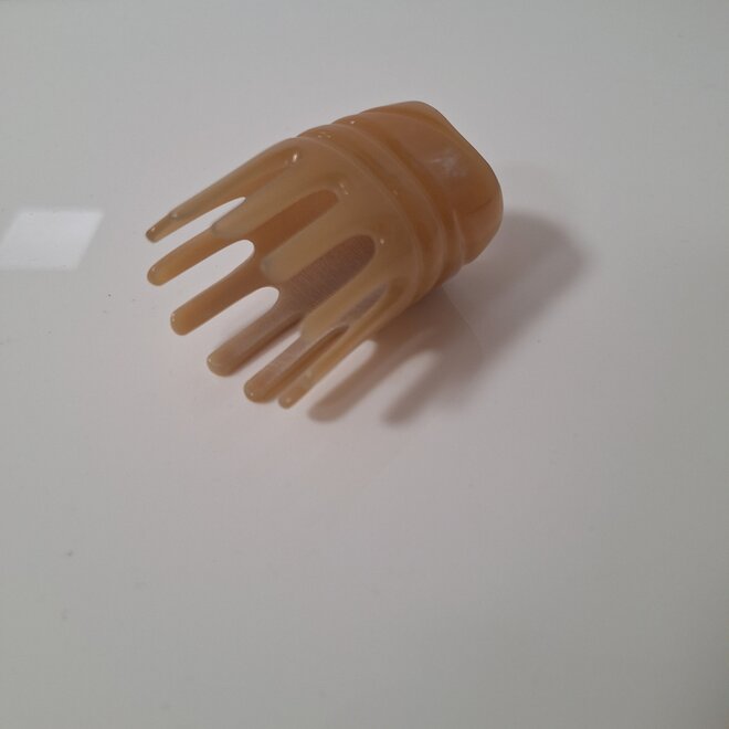 Kopfhautmassage mit natürlichem Hornkamm