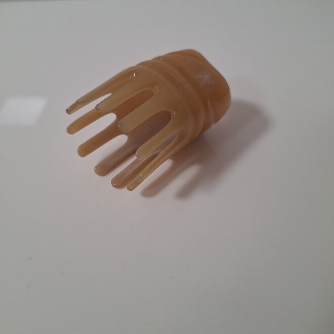 Kopfhautmassage mit natürlichem Hornkamm