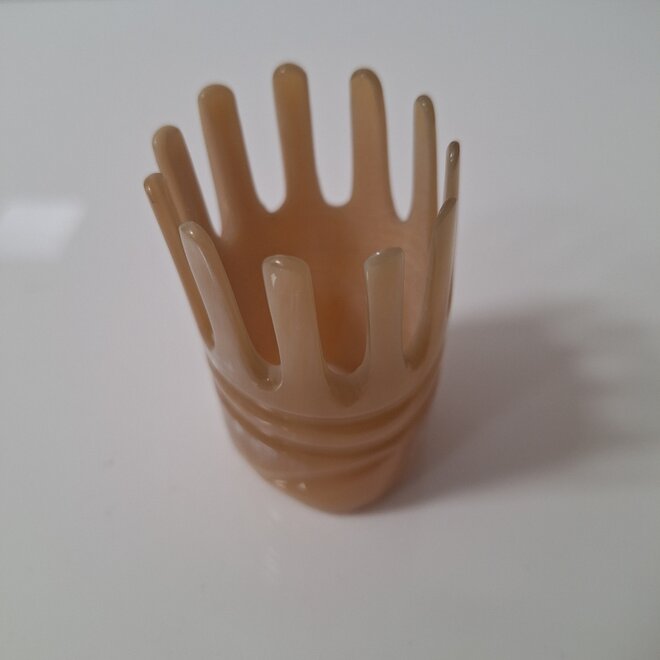 Kopfhautmassage mit natürlichem Hornkamm