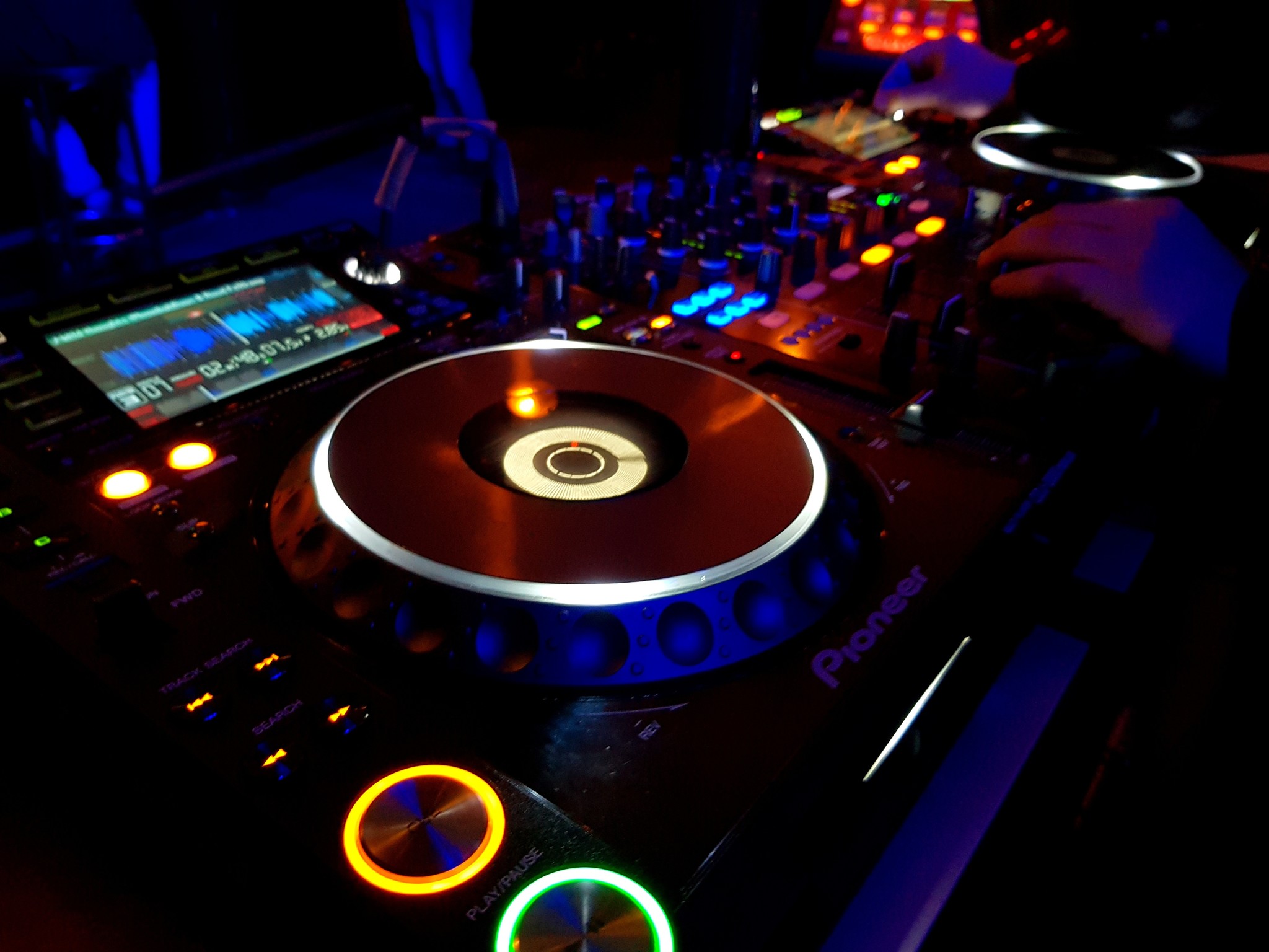 Draaien ‘echte’ DJ’s digitaal of met vinyl? 