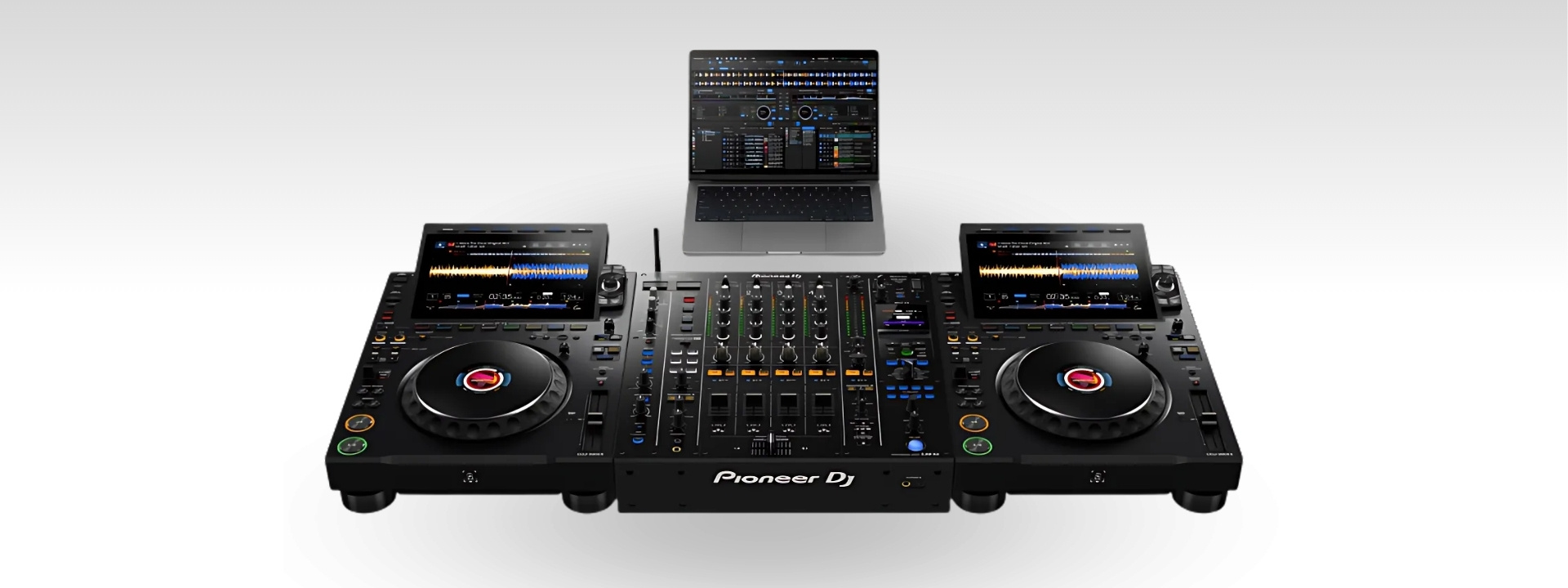 Complete set van de nieuwe AlphaTheta CDJ-3000X spelers met Pioneer DJ Mixer en een laptop.
