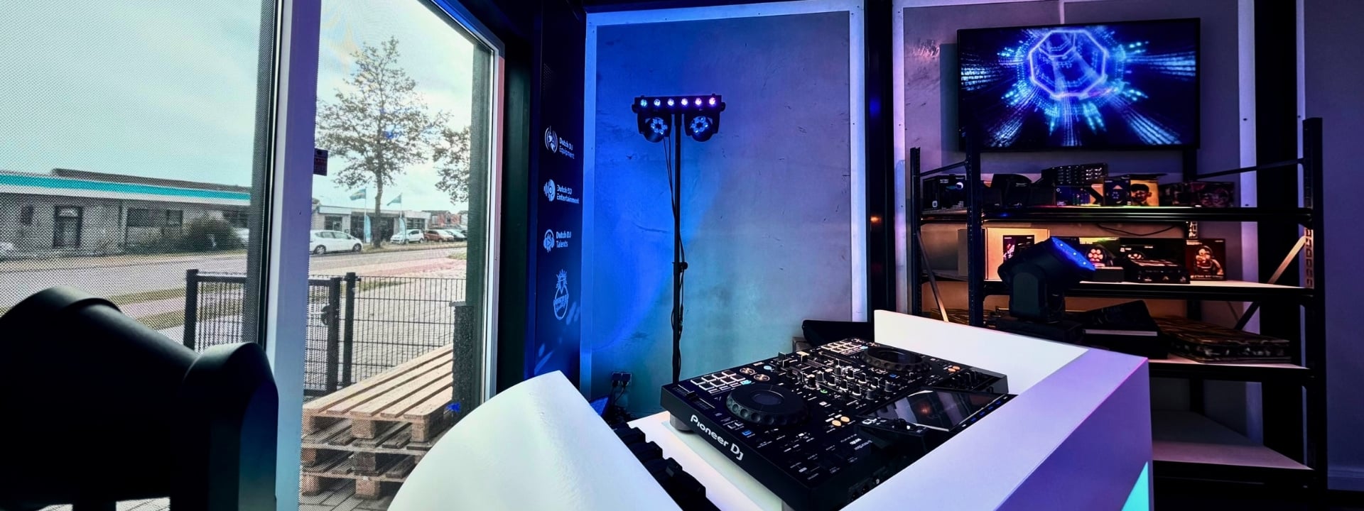 BeamZ Fuse Twin Partybar opgesteld in Showroom Dutch DJ Equipment achter DJ Meubel