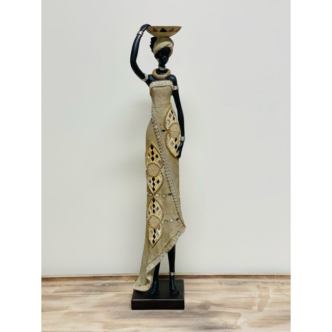 Dream-Living Afrikaanse dame met schaal op hoofd in Crème kledij en met traditionele sieraden.