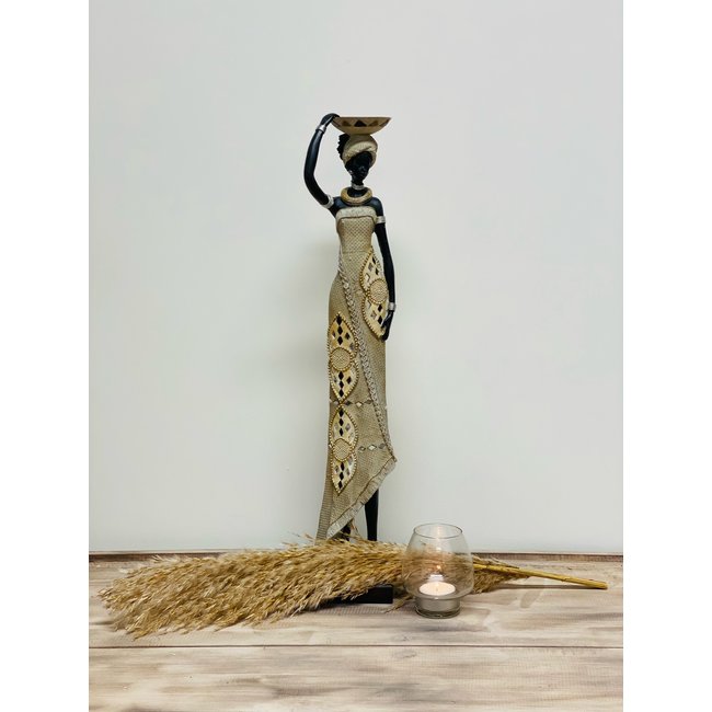 Dream-Living Afrikaanse dame met schaal op hoofd in Crème kledij en met traditionele sieraden.