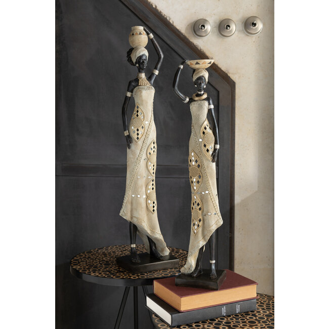 Dream-Living Afrikaanse dame met schaal op hoofd in Crème kledij en met traditionele sieraden.