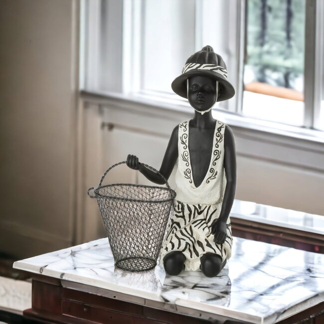 J-Line Zittende jongen met etnische mand zwart-wit 28x21x16cm