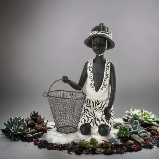 J-Line Zittende jongen met etnische mand zwart-wit 28x21x16cm