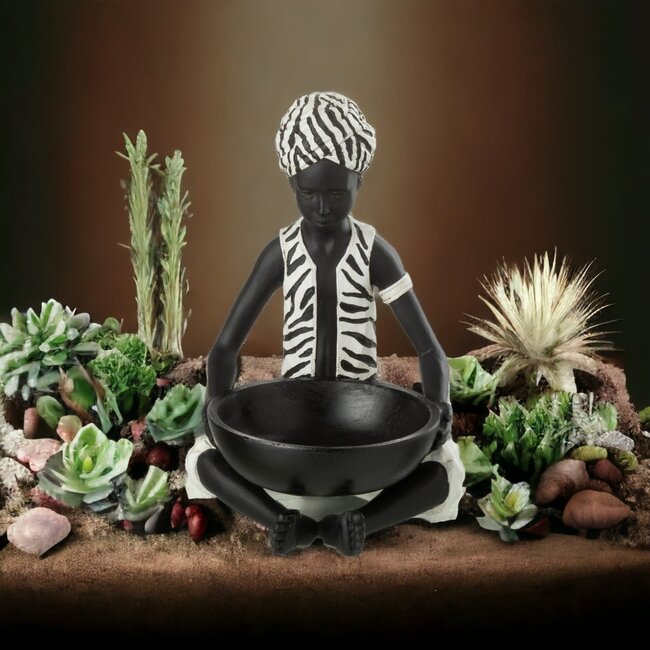 J-Line Zittende jongen met etnische schaal zwart-wit 26x20x17cm