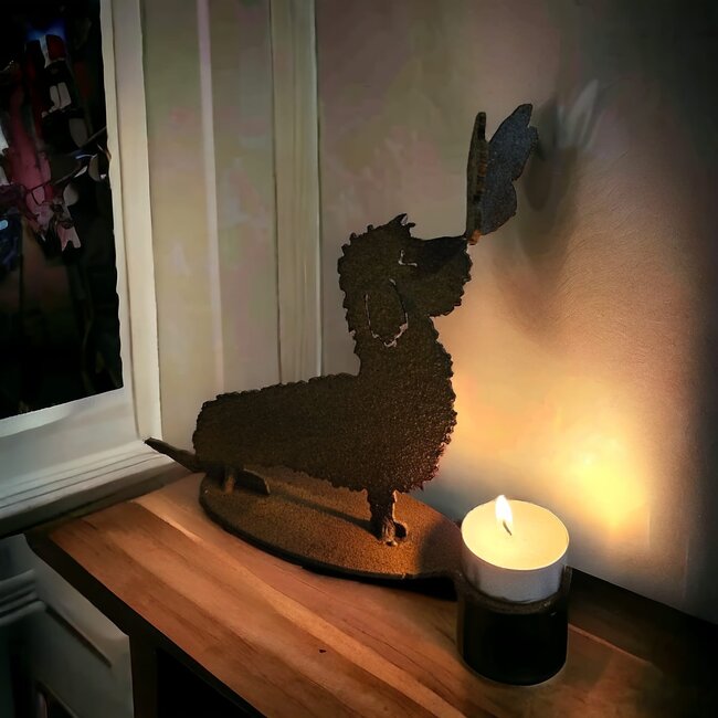 Dream-Garden Waxine houder Pukkie de ruwharige Teckel met vlinder