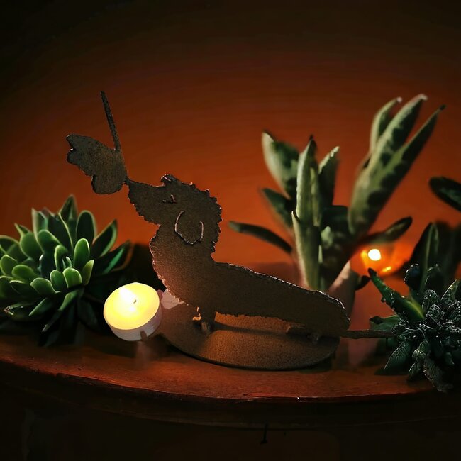 Dream-Garden Waxine houder Pukkie de ruwharige Teckel met vlinder