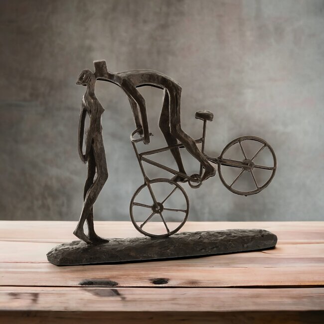 J-Line Beeld koppel kussend op fiets 36x30x9cm