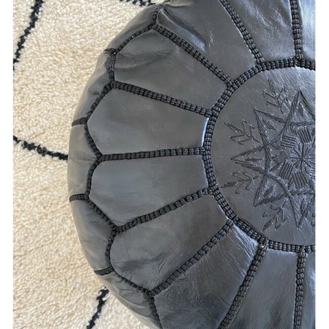 Poufs & Pillows Handgemaakte lederen poef - vol zwart 55x35cm