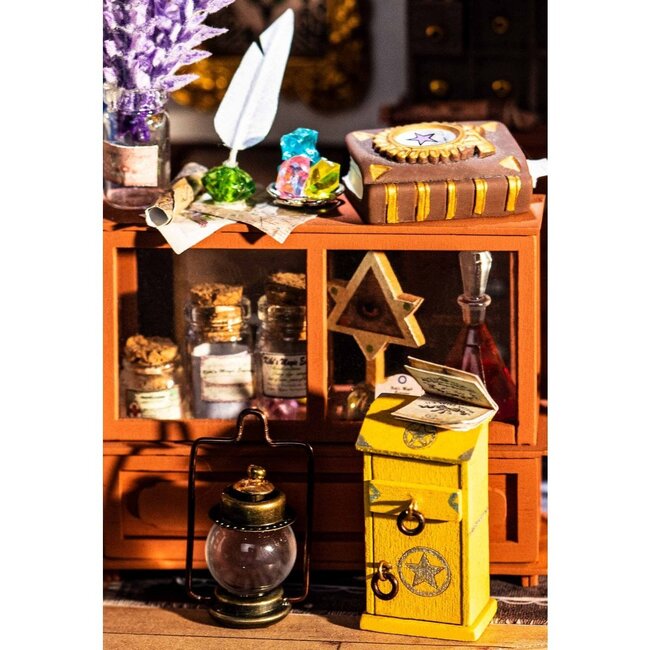 Robotime, DIY Huisje, Kiki's Magic Emporium met LED verlichting, DG155, 21,5x13,3x17,5cm