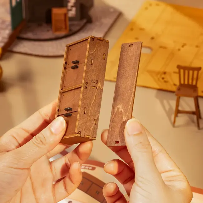 Robotime, DIY Huisje, Tipsy Restaurant met LED verlichting, DG167, 18x18x24cm