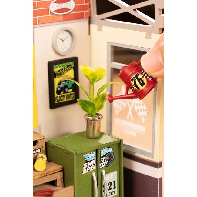 Robotime, DIY Huisje, Garage Workshop met LED verlichting, DG165, 24x15x17cm