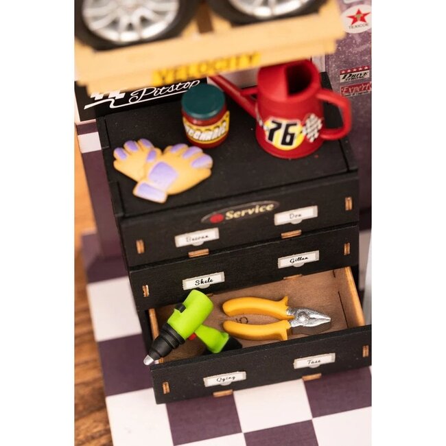 Robotime, DIY Huisje, Garage Workshop met LED verlichting, DG165, 24x15x17cm