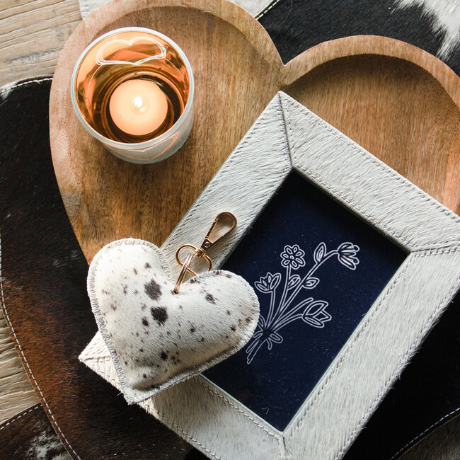 Mars & More sleutelhanger koehuid hart zwart/wit medium 11cm goud