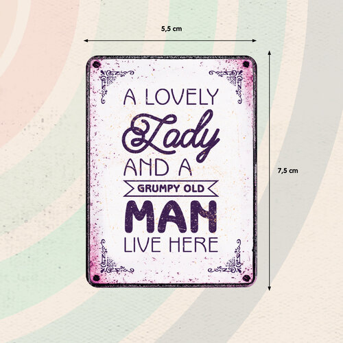 Metalen magneet A Lovely Lady and a Grumpy Old Man 5,5x7,5 cm Metalen magneet A Lovely Lady and a Grumpy Old Man 5,5x7,5 cm